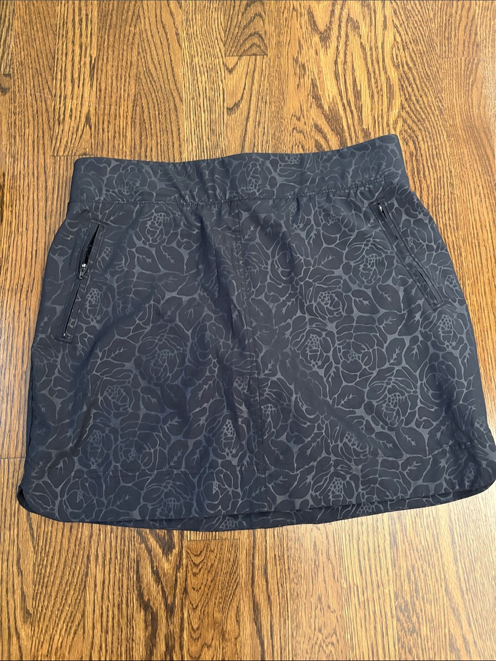 Orvis Women's Black Floral Pattern Active Skort. Size Medium